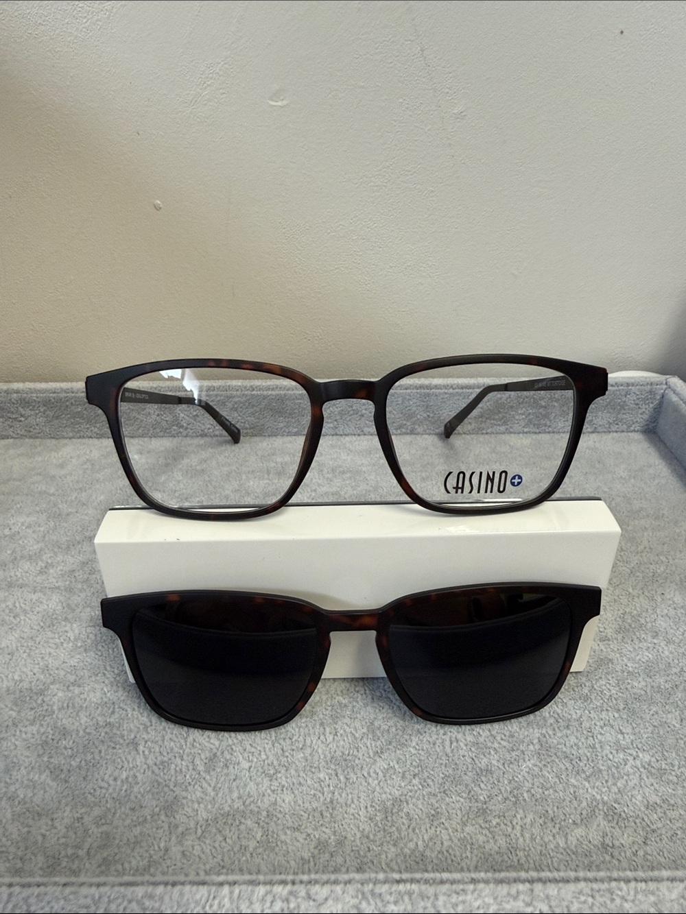 NWT Casino Briar Plastic Tortoise Optical Frame with matching sunglass clip